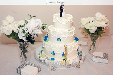Delicious Vanilla Wedding Cake